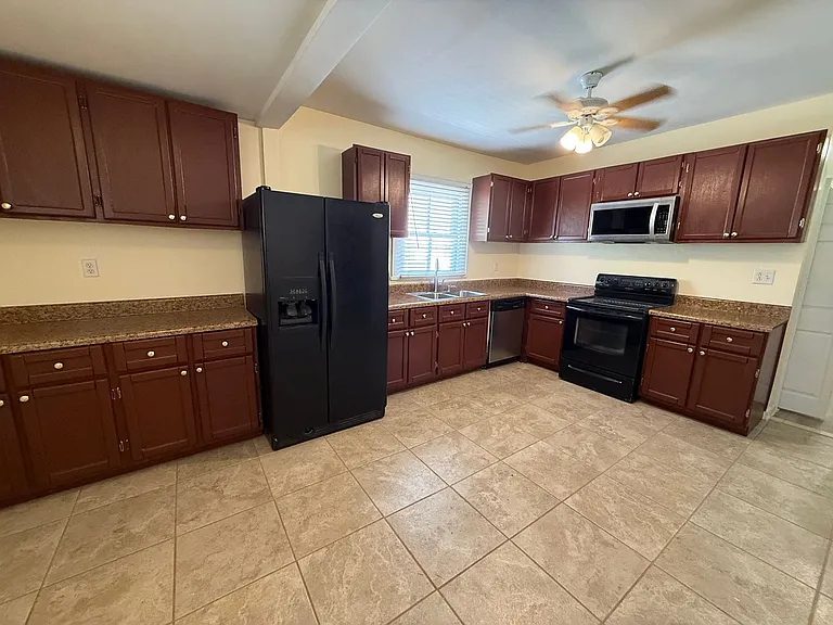 908 Darlington Way SW — Photo 3