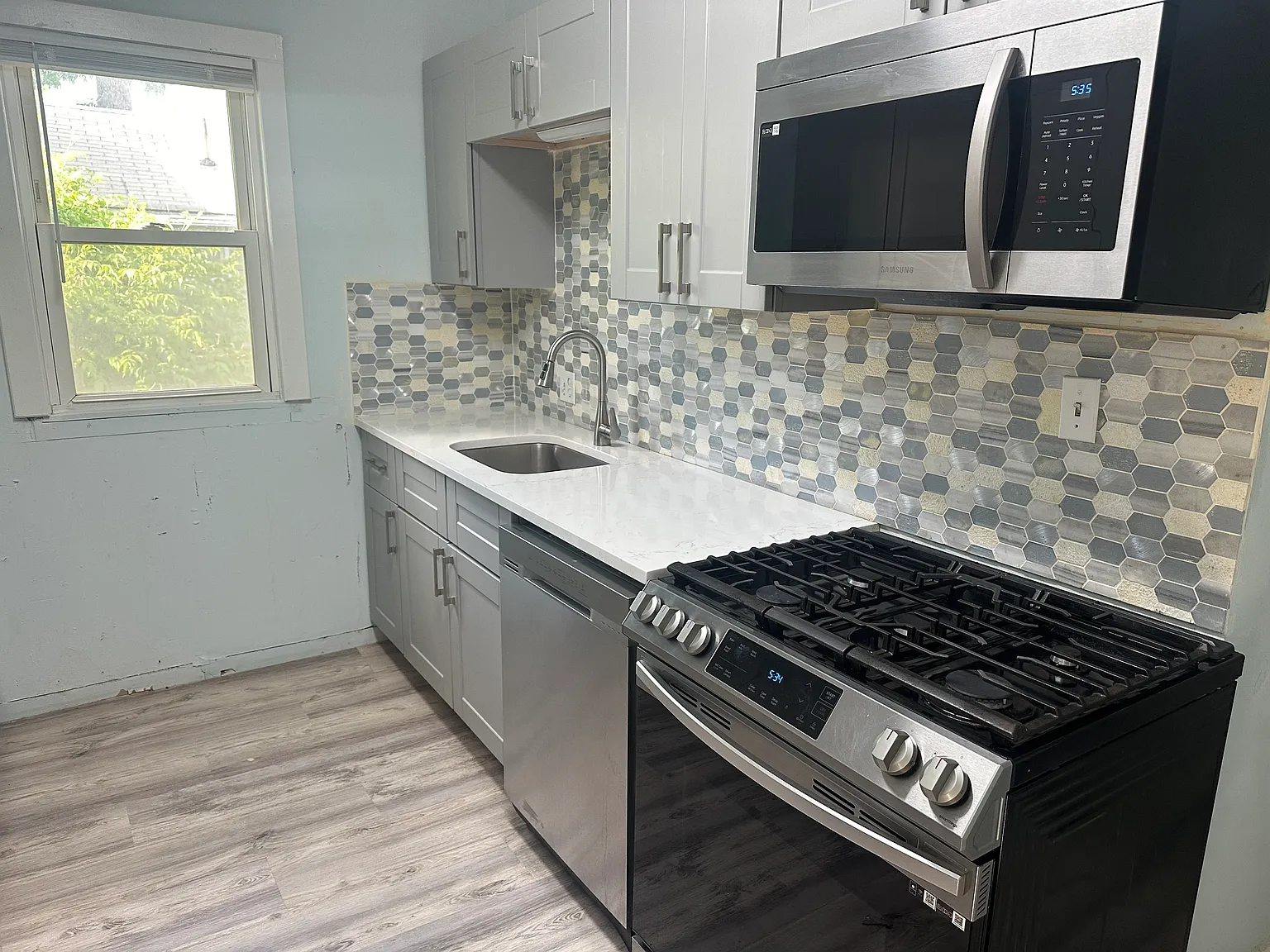 7 bed, 2.5 bath, 2848 sqft, $5,915 — Photo 3