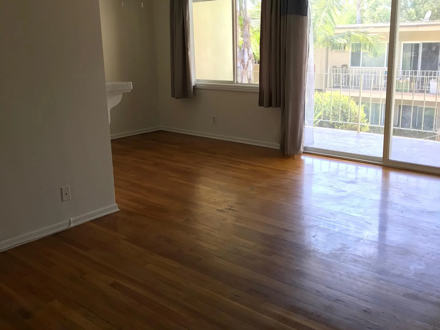 1280 S Barrington Ave — Photo 2