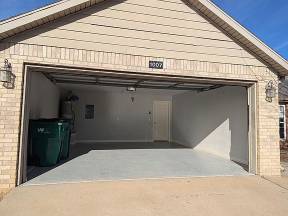 2nd image of 1007 Oakwood Ln