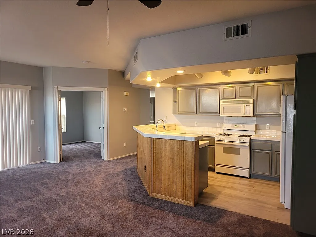 3 bed, 2.0 bath, 1289 sqft, $1,725 — Photo 2