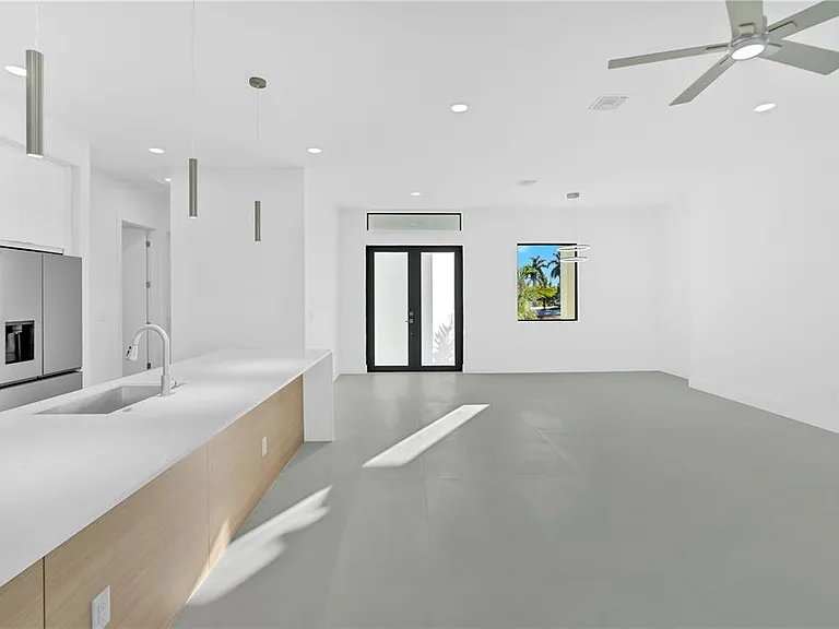 10065 Memphis St — Photo 11