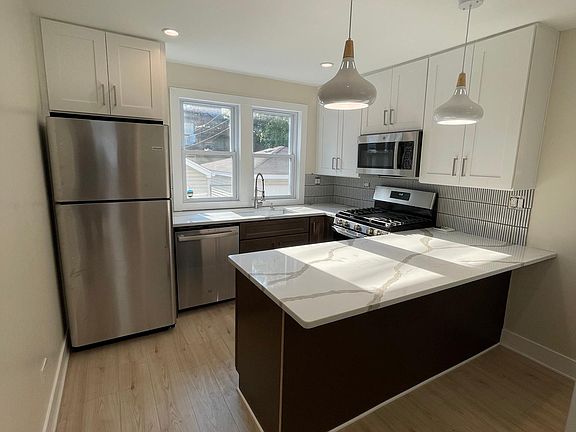 5th image of 1712 N Rockwell St APT 1R