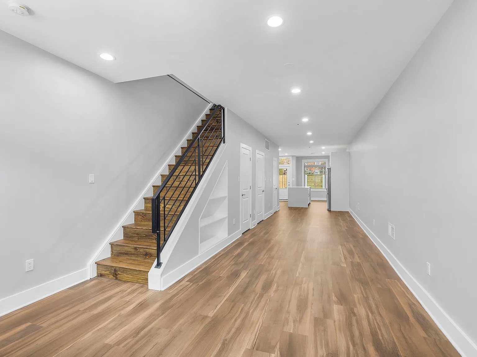 5 bed, 2.5 bath, 2451 sqft, $2,580 — Photo 2