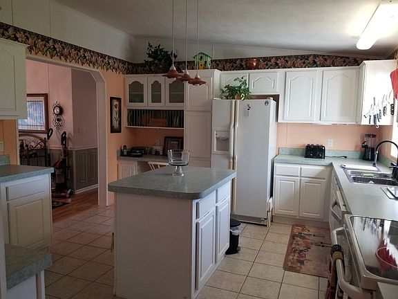 Kitchen with all appliances