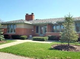 355 Fox Run Rd, Libertyville, IL 60048