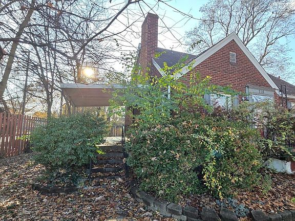 3rd image of 716 Algonquin Pkwy