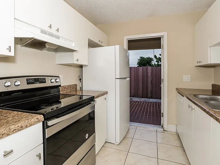4205 SW 137th Ct — Photo 10