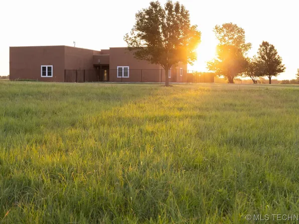 12570 N Traders Bend Rd, Newkirk, OK 74647