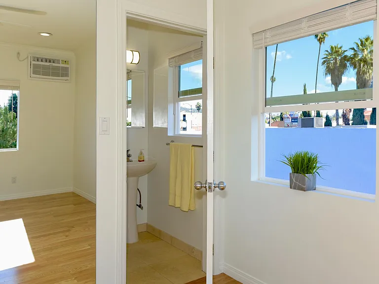 1650 Winona Blvd #4 — Photo 16