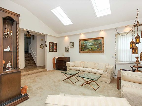 4th image of 11 Parc Ln