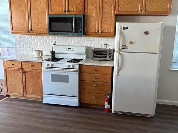 3rd image of 1243 Laurel Park Cir