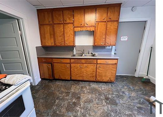 5th image of 818 N University Ave