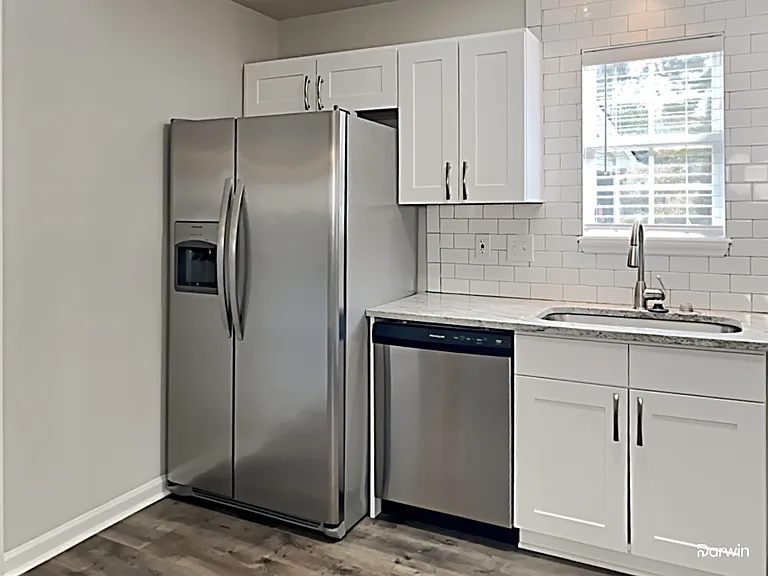 448 Courtland Dr — Photo 2