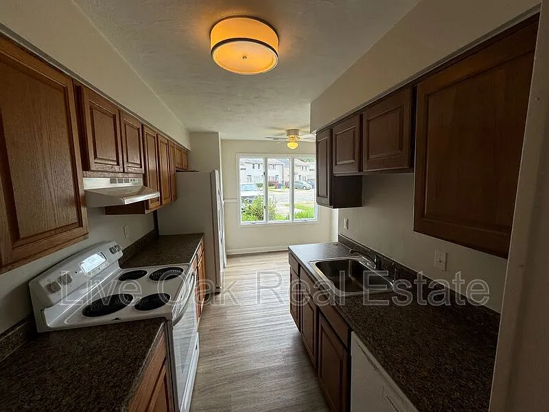 2 bed, 1.5 bath, 1295 sqft, $1,595 — Photo 3