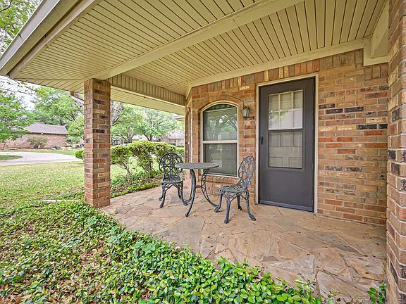 3rd image of 1014 Shady Oak Trl
