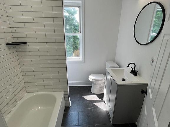 3rd image of 921 W 3rd St