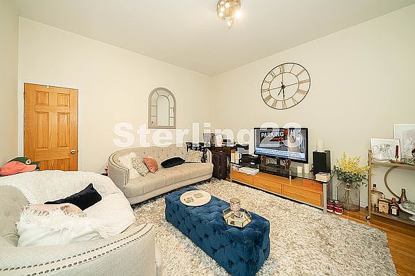 2nd image of 27-16 Hoyt Ave S #1R