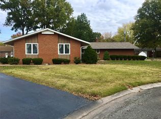 420 Sunset Ct, Staunton, IL