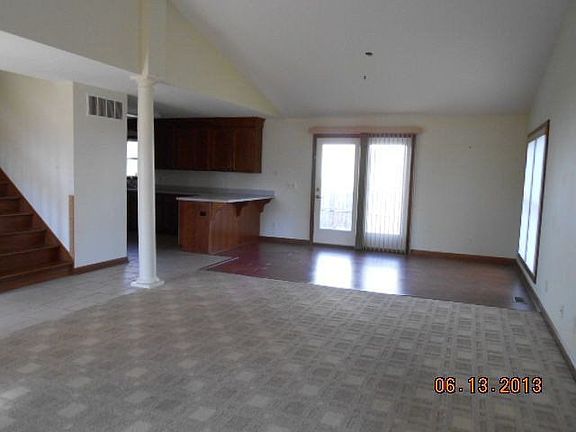 5th image of 398 Adrienne Dr