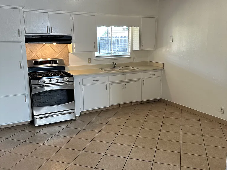 1623 W Caldwell Ave — Photo 3