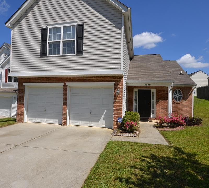 Pretty home w 2 car garage
