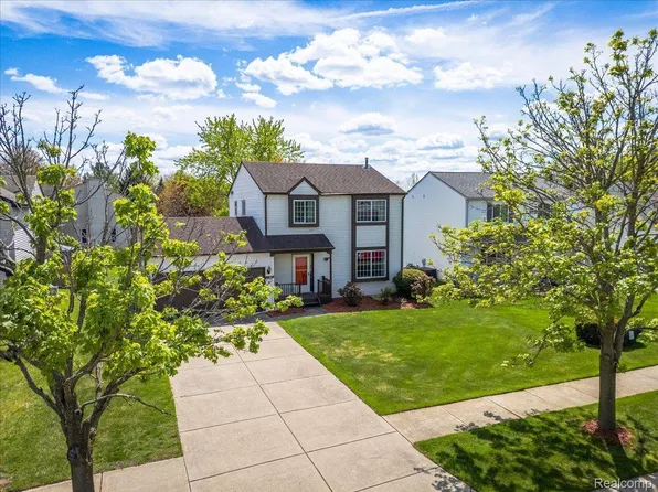 4525 Streamside Trl, Waterford, MI 48329