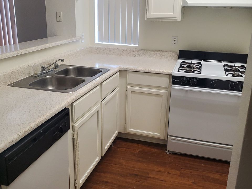 Kitchen with Gas Range/Oven