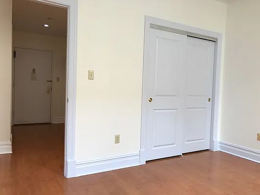 Rented by Zikos Realty Services | media 6