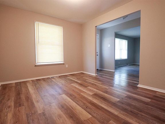 3rd image of 5 Silverbrook Dr