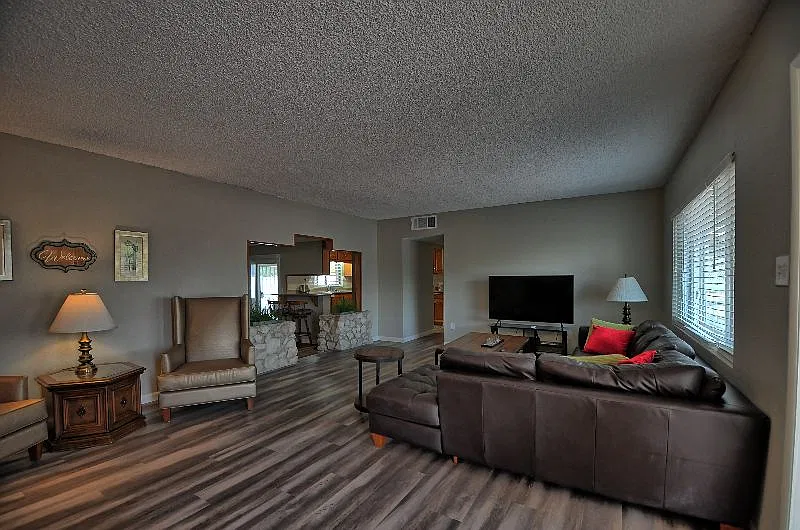 3 bed, 1926 sqft, $3,000 — Photo 1