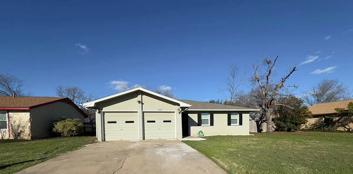 Building Photo - 1304 E Mesa Park Dr