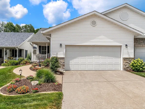 702 Wells Fargo Trl, Le Claire, IA 52753