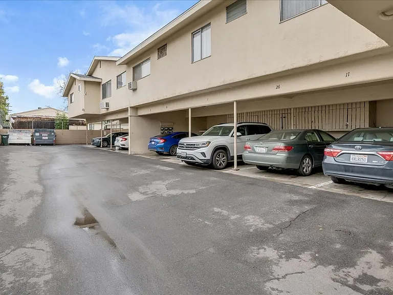Melrose Place Apartments — Photo 39