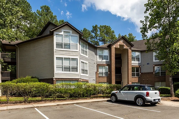 University Ridge Apartments — Photo 33