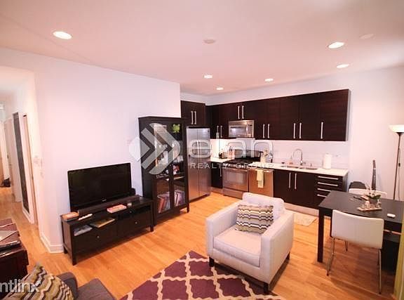 3rd image of 1919 W Armitage Ave
