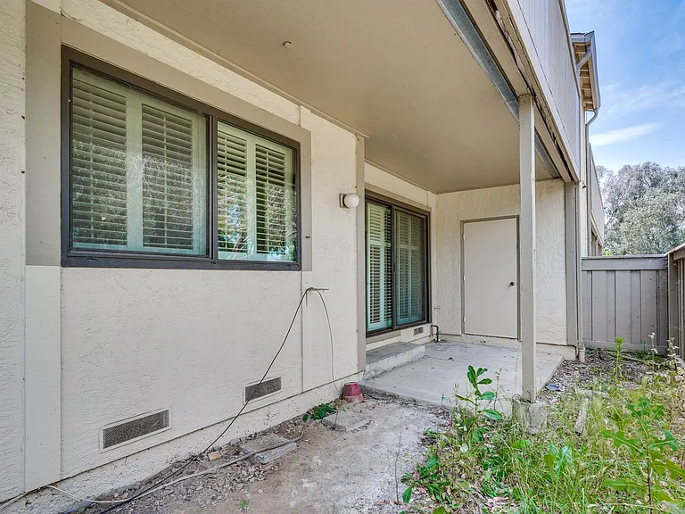 1083 N Abbott Ave — Photo 35