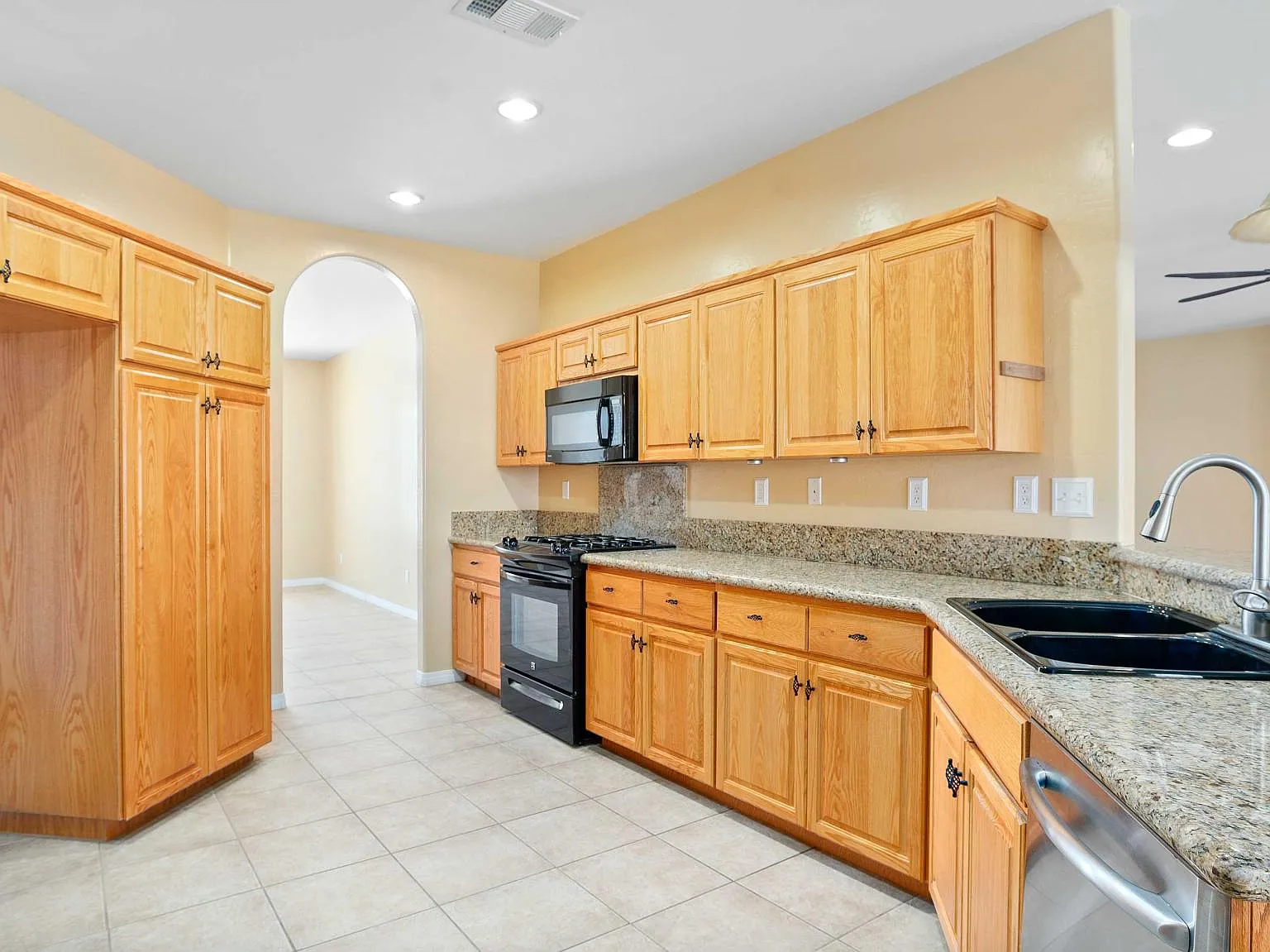 3 bed, 2303 sqft, $2,400 — Photo 4