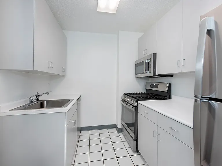 429 E 52nd St #29H — Photo 10