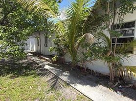 817 NW 10th St, Hallandale, FL