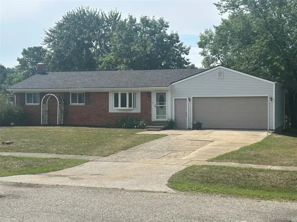 1320 Athlone St, Oxford, MI 48371