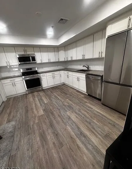 81-83 Hawthorne Ave #3 — Photo 2