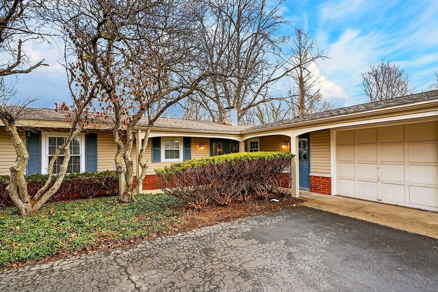 4260 Darbyshire Ct photo 1