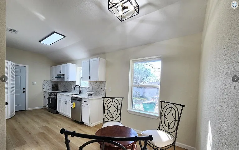 4205 Stuart St — Photo 8