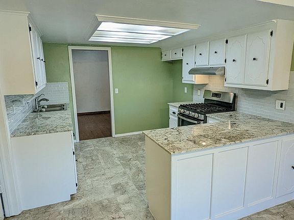 This kitchen comes with gorgeous granite countertops, marble flooring, beautiful glass backsplash, and ample storage for all your cooking needs. Did we mention the vented hood so that smokey breakfast no longer lingers?
