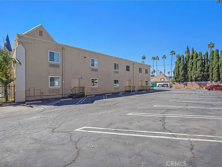 14335 Hamlin St — Photo 41
