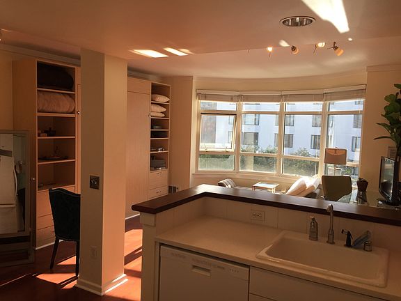 5th image of 403 Main St APT 614N