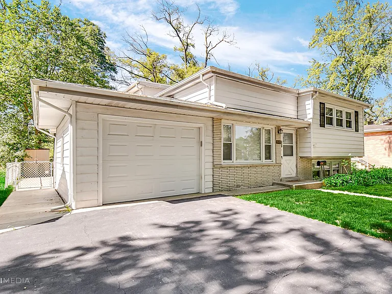 319 Park Dr — Photo 2