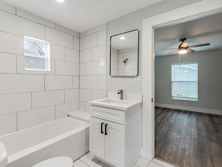 423 Avenue G — Photo 7
