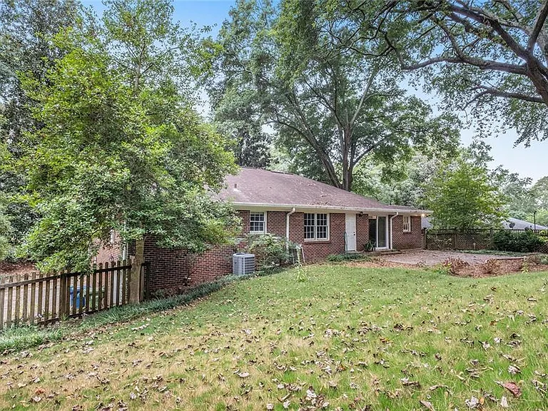 388 Lakemoore Dr NE — Photo 28